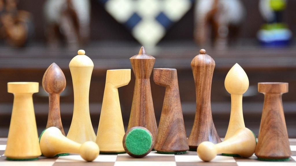 Minimalist Hermann Ohme Chess Set in Sheesham & Box Wood Online