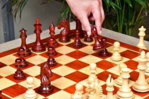 Find a tactical combinations in a chess game